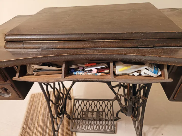 到最後一刻，才有勇氣清空縫紉機裡面的東西。