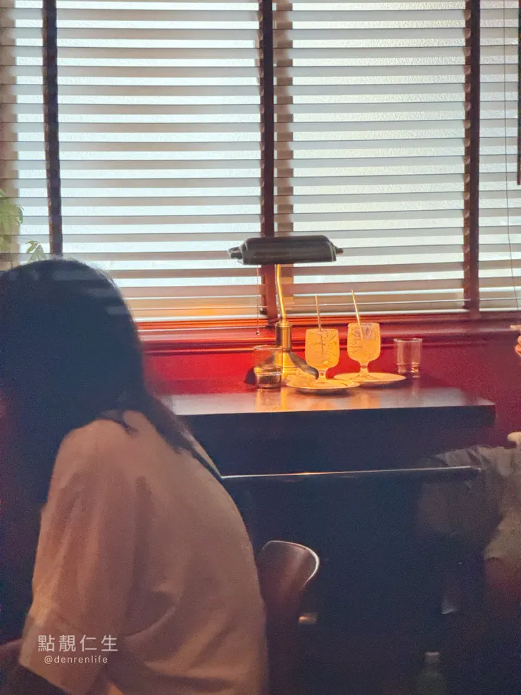 菸花｜2樓 百葉窗前位置 趁客人離開趕緊拍的