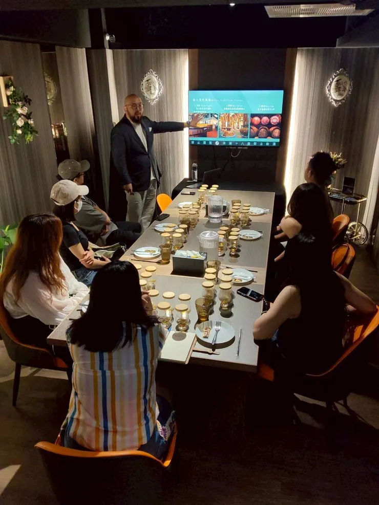 Galaxy House銀河會所 松山店,威士忌與星座之旅品酒會 授課畫面