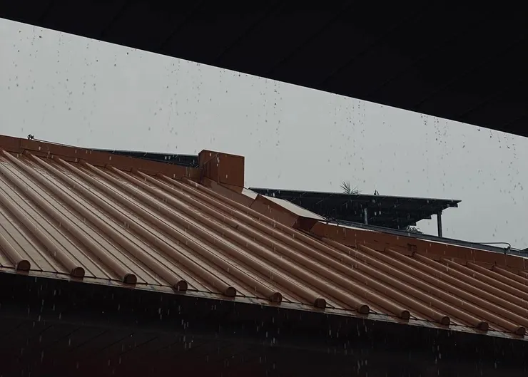 下雨的關渡捷運站