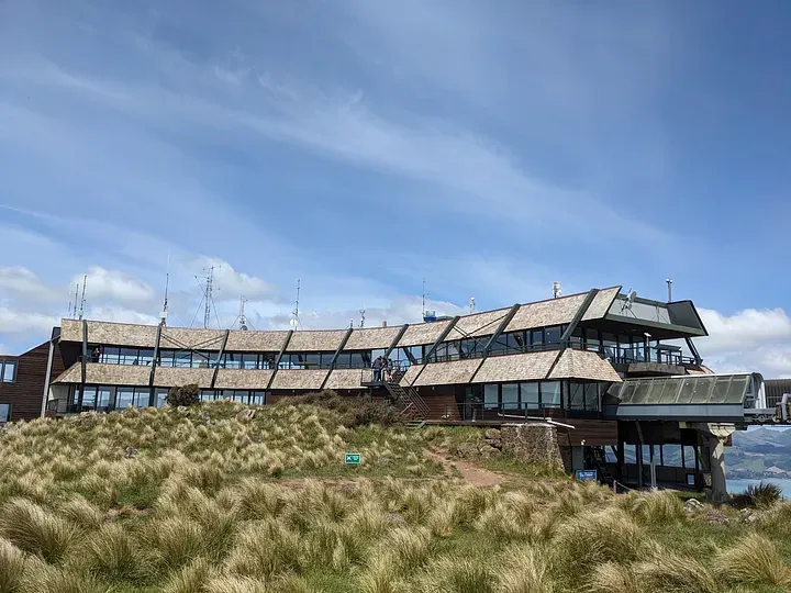 Gondola — Summit Station：從照片來看，我們從左側登山，再從右側下山