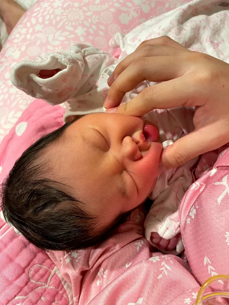 【哎唷！不要給人家捏臉頰啦，會口水流不停吔！】