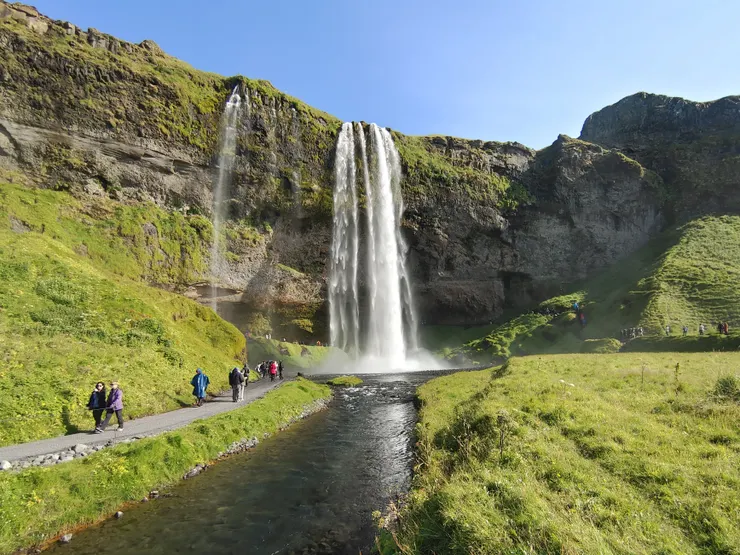 由左側離開，看似風和日麗，無法想像前一刻的驚心動魄，Seljalandsfoss真是只可遠觀不可褻玩焉。