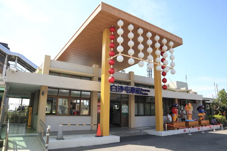 象徵著媽祖文化的白沙屯車站
