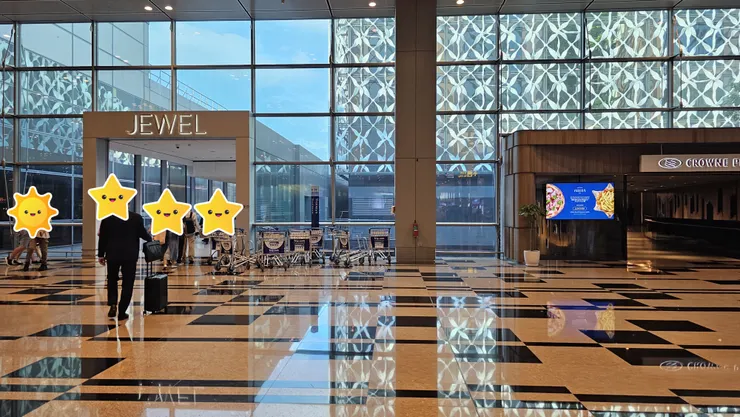 左邊是樟宜機場第三航廈通往星耀樟宜的步道!