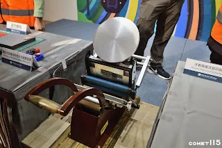 不同於臺鐵每日上萬張的印刷量，館方使用手動圓盤活版印刷機少量印製活動用的紀念車票