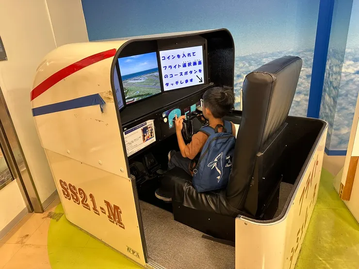 上飛機沒電動，只好在機場讓他玩一下XDD