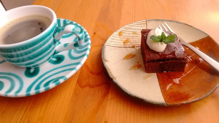 熱的有機穀物咖啡及甜點