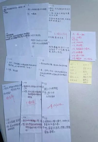 看見那些紀錄，讓我看到～我沒留心到的，也讀到他們想要的（右上紙張的紅色紀錄，就是工作配盤的初步規劃，交相比對之後取其優。鉛筆就是角色思考了）