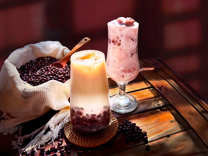 圖說:相思紅豆鮮奶茶(左)選用崙背鮮乳,與綿密紅豆完美融合;限定販售的紅豆香草艾思(右)以香草冰淇淋為基底,在舌尖融化成甜沁滋味。(資料來源:清心福全)