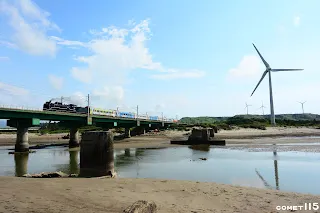 西湖溪橋西側尚遺留鐵橋改線前的橋墩，但今日上頭已修築自行車道橋，風景已大為不同(照片攝於2017年)