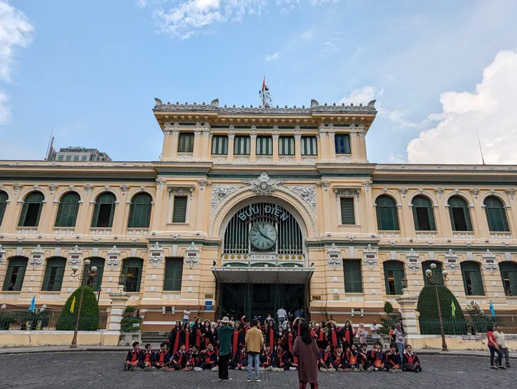 初夏適逢畢業季，當地的大學生在景點前拍畢業照，好青春呀......