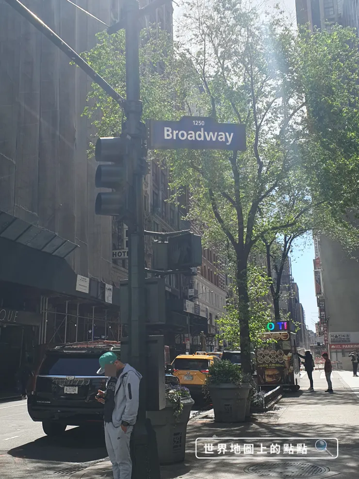 我們的住宿地點距離百老匯也不遠