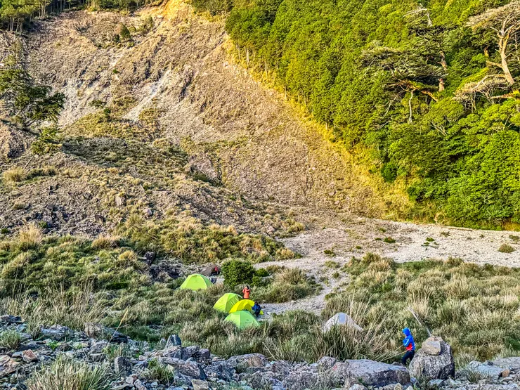 隊友6人一人一頂帳互相做伴