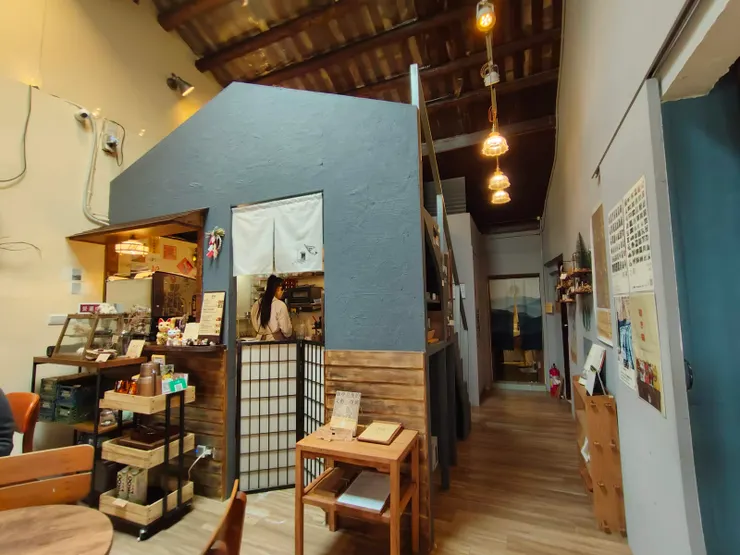 弄宅咖啡除了保留老宅的元素，室內還有"屋中屋"的彩蛋