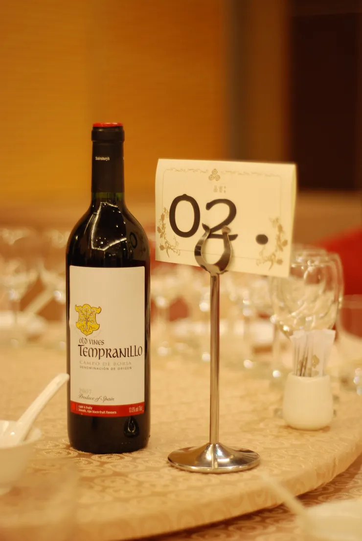 中型尾牙的場景。每桌附贈的紅酒...有人要嗎？