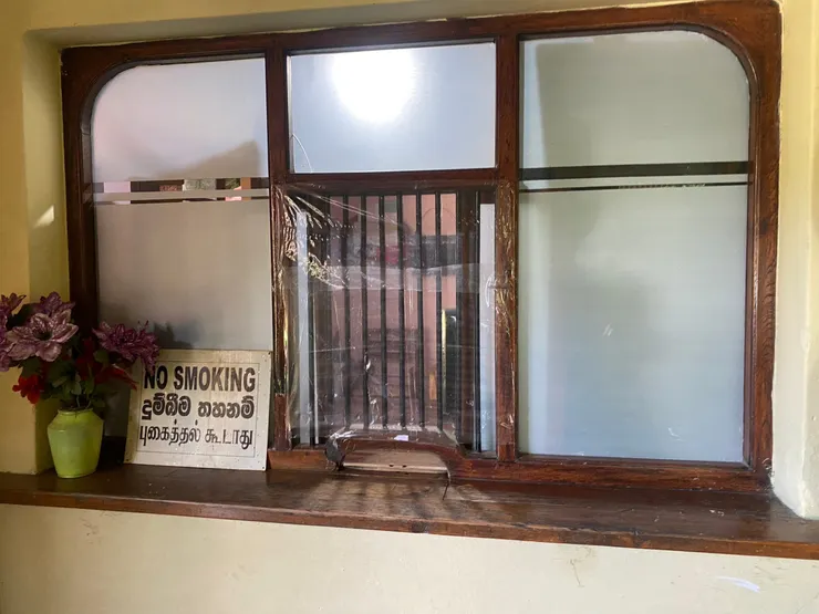 原本緊閉的售票口