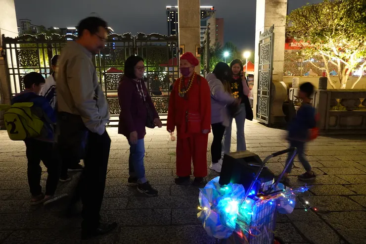 圖十三:在龍山寺廣場,男子為莊約翰(筆者拍攝)