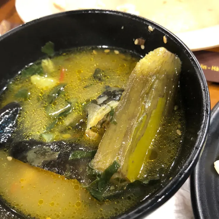 新鮮的香蕉下去煮的魚湯