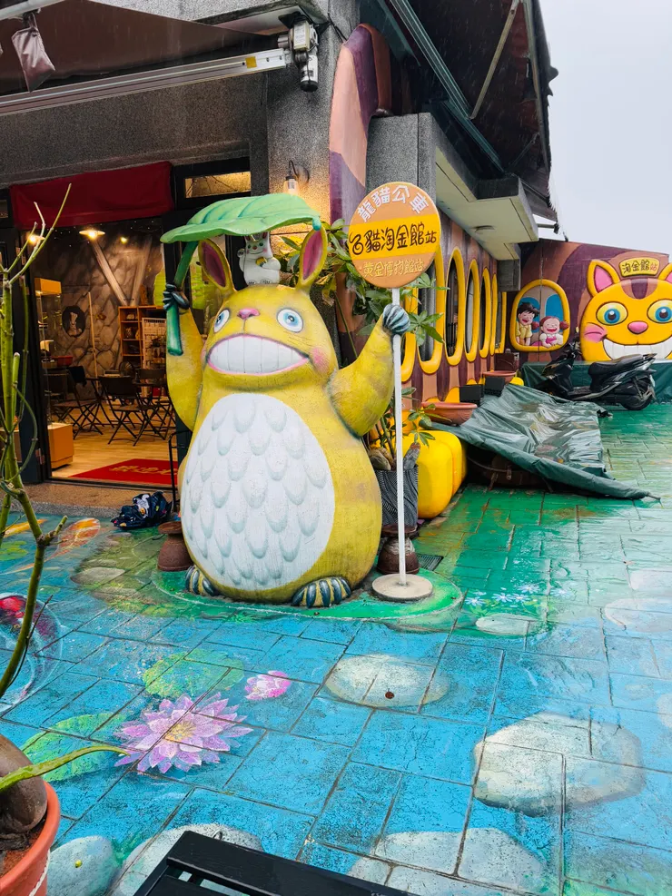 龍貓說：「傷腦筋，又是下雨天，你沒帶傘嗎？沒關係，我的荷葉雨傘可以跟你一起撐，我們一起等公車吧。」