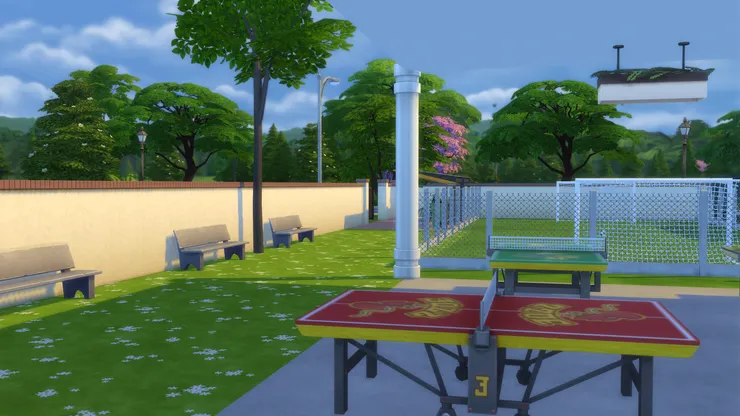 大家可以邊坐下閒聊，一邊看同學打乒乓球或練足球。宜動宜靜的校園。