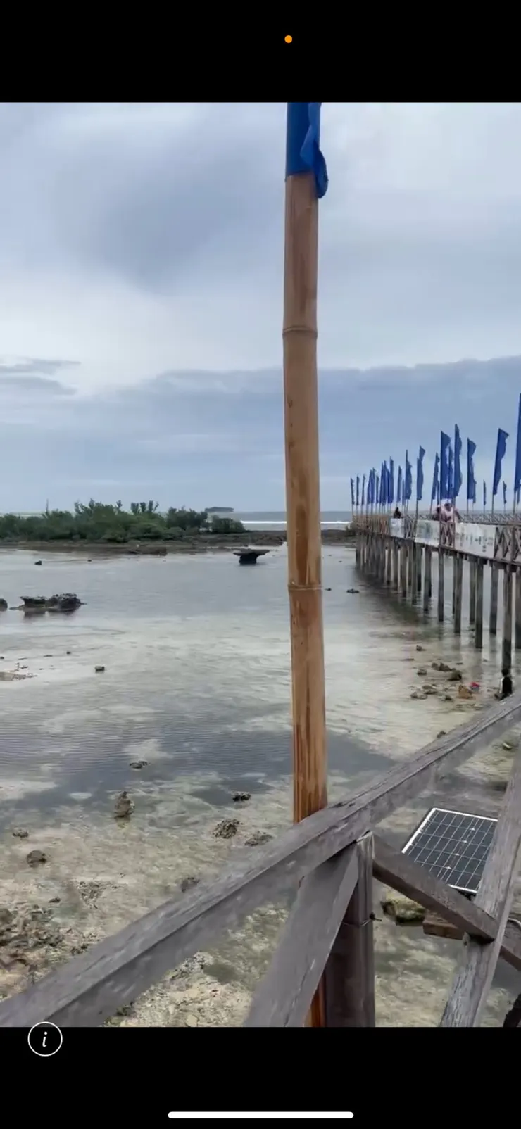 很多旅客會到這裡看高手衝浪。