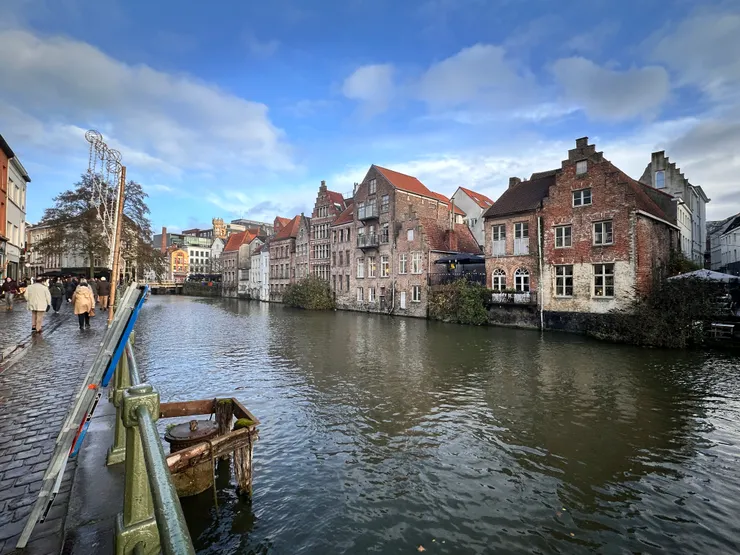 攝於2025/12，博物館位於萊厄河（Leie）畔