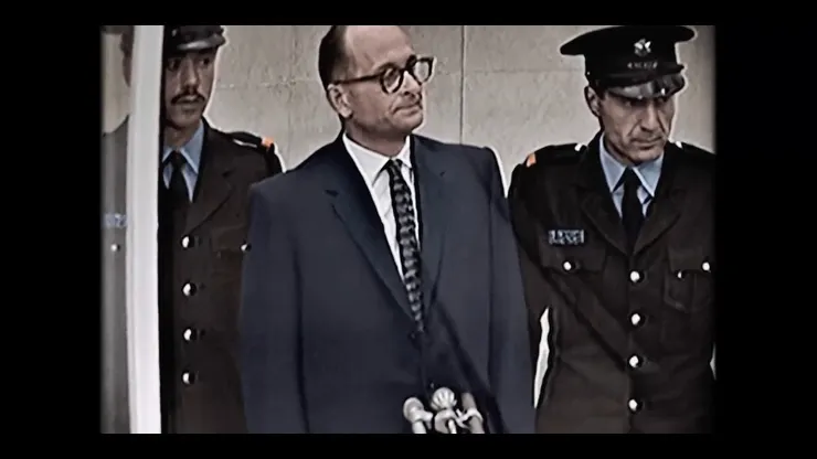 １961年於以色列受審時的阿道夫·艾希曼（圖/紀錄片《魔鬼的自白》）