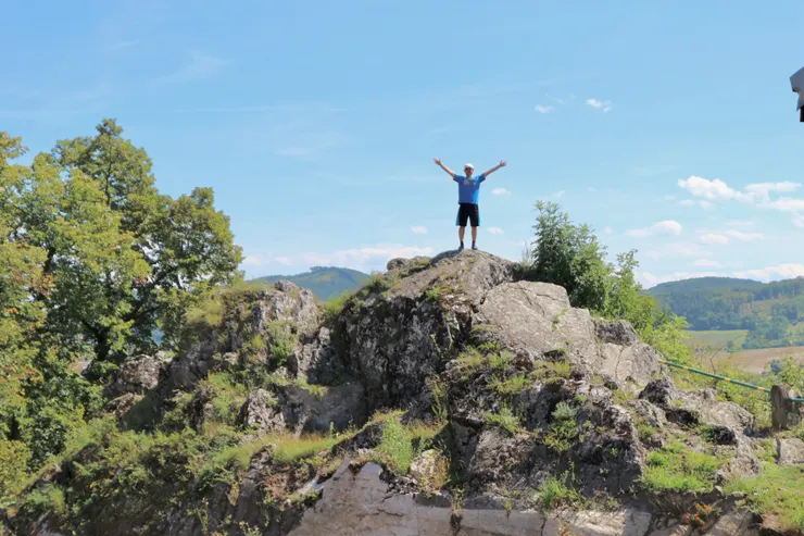 爸爸居然還跑到大岩石上要我幫他拍照