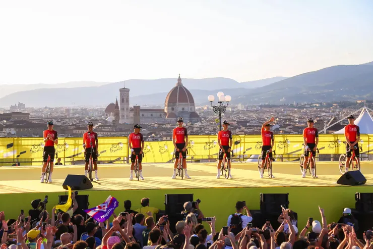 以聖母百花大教堂為背景的選手介紹(圖片來源:環法官方推特)