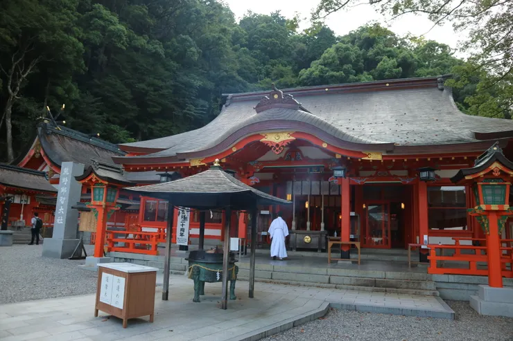 在短短幾分鐘在那智大社蓋印、參拜、還有拜紀念品護身符