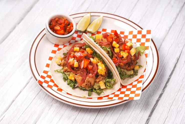 ▲「手撕豬塔可」將毛豆酪梨醬與玉米莎莎淋上慢燉手撕豬肉,堆疊層層口感,香氣十足。