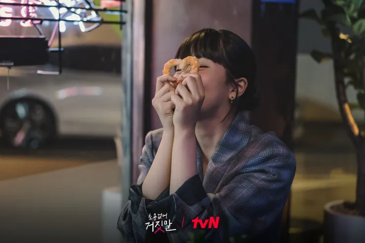 發酒瘋的穆率熙。(圖: tvN)