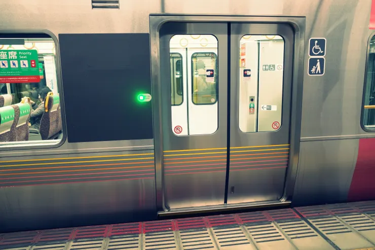 要自己按門旁的綠色按鈕開門