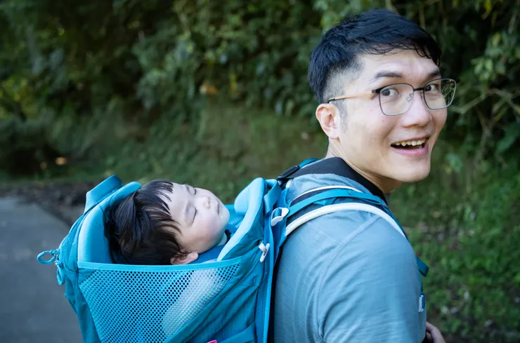 嬰兒在背架裡面會睡得東倒西歪... 跟我在車上的睡姿簡直不要一模一樣...