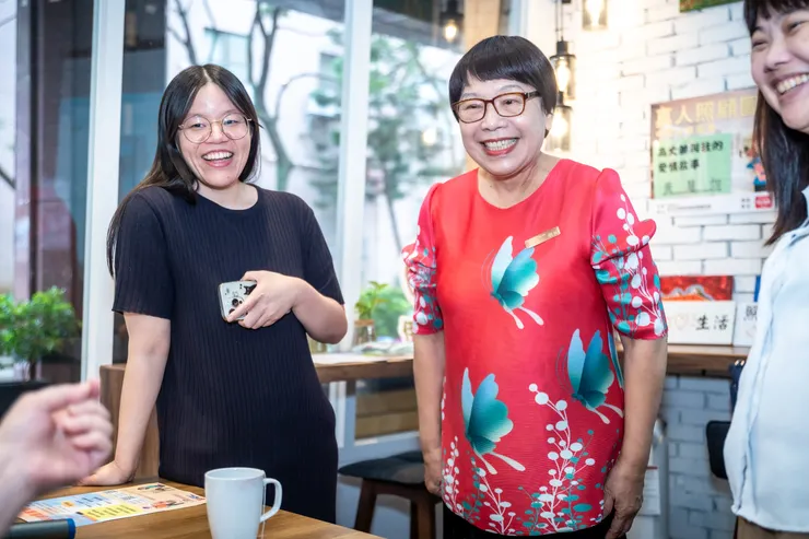 (圖說:王勤心組長(左)希望照顧者能在黃慧如的分享中,找到新的力量。)