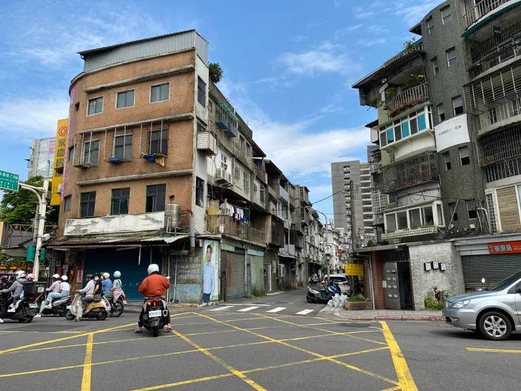 回望景隆街一巷，夾在與羅斯福路與瑠公圳之間的公寓，是都市裡的特殊地景。