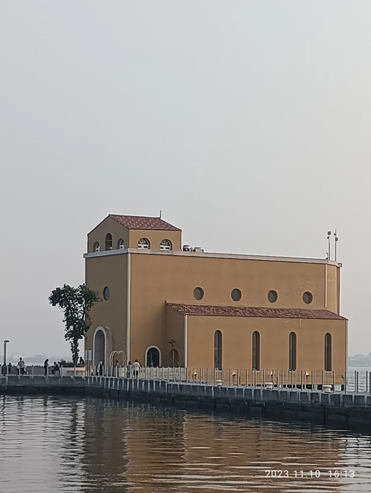 海上教堂影映水，自拍