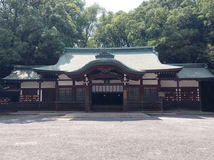 近拍主宮，主宮前放了賽錢箱，讓大家能夠跟神明祈願，更可以看到裡面的樣子