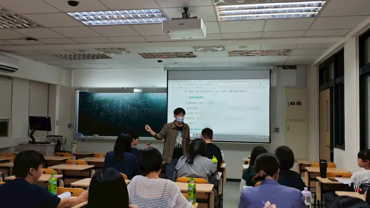 全班講授：粉筆執寫要領（國立臺北科技大學師資培育中心，2025）