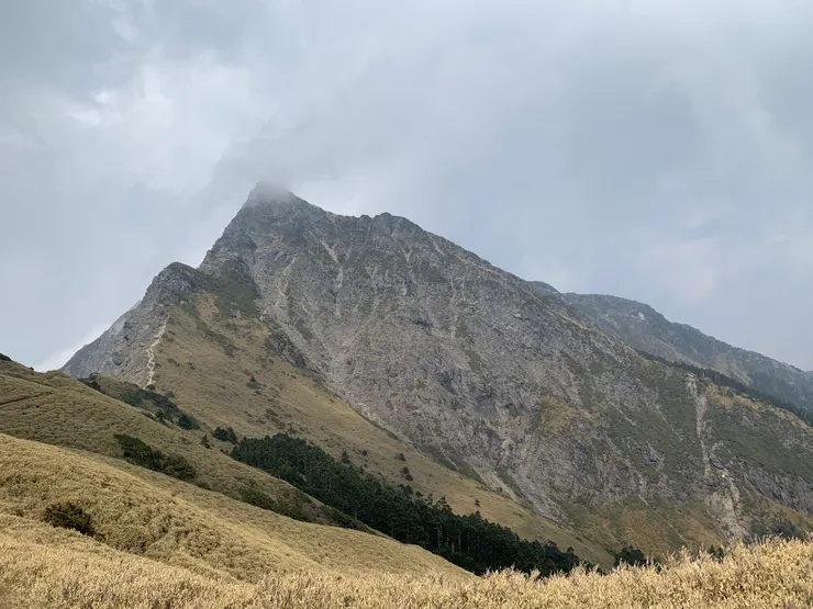 If you Do not aim high you will never hit high.(就像爬山一樣)