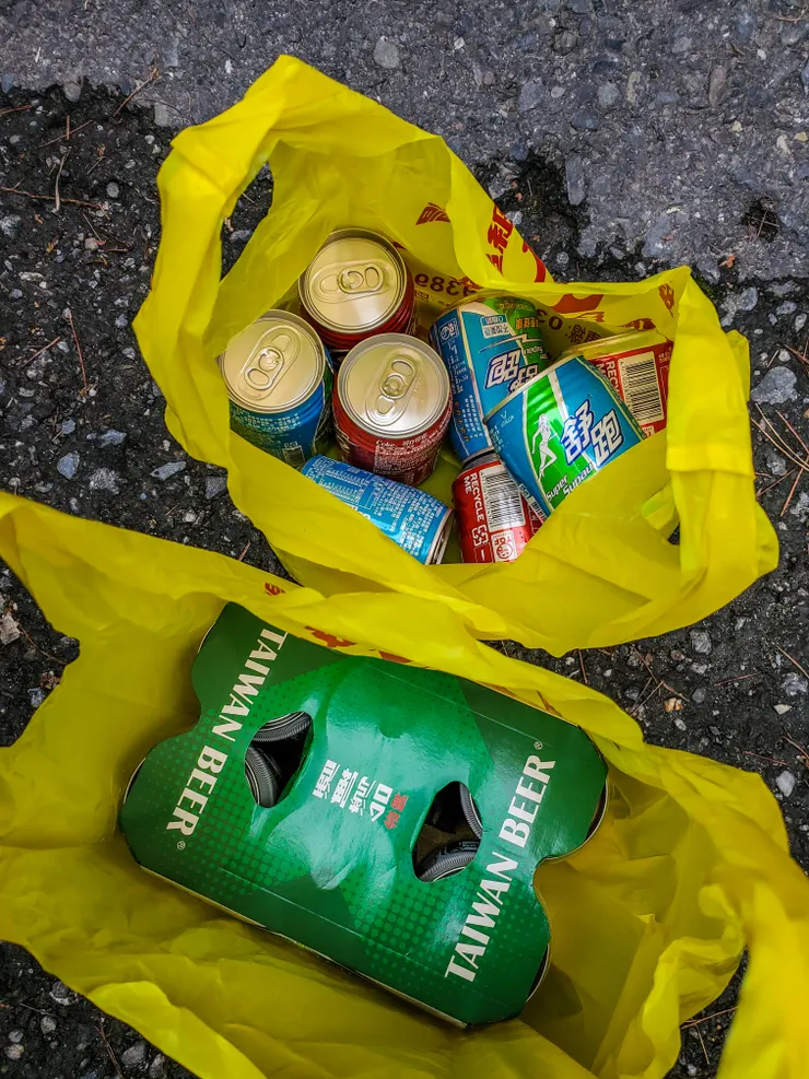 接駁大哥賴先生送的飲料