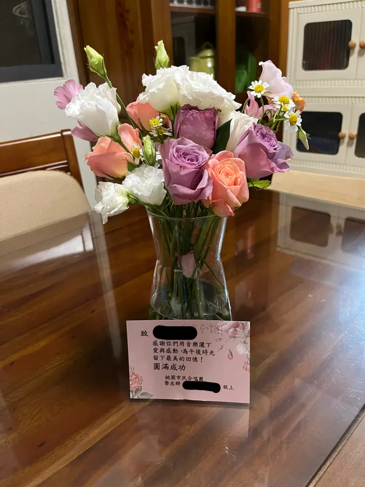 讓我炫耀一下收到的花束。