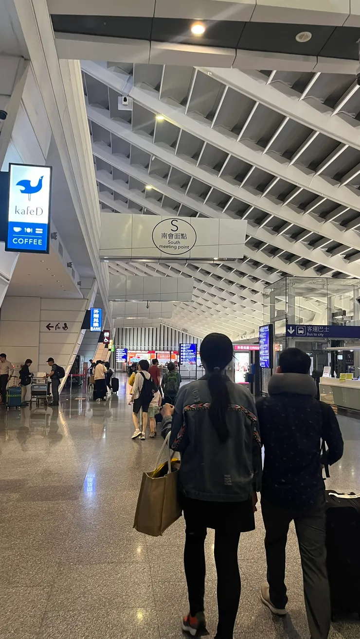 落地半小時就出來算滿快的。