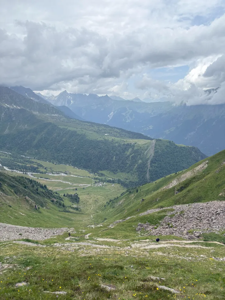 開始一路下到最下面的山屋(照片中間一小塊看起來像房子的那裡)
