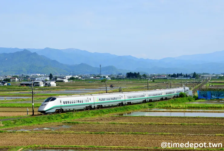從陸橋上拍攝下行銀色的翼號撇頭,不禁讓人想起臺東的攝影名點德高陸橋