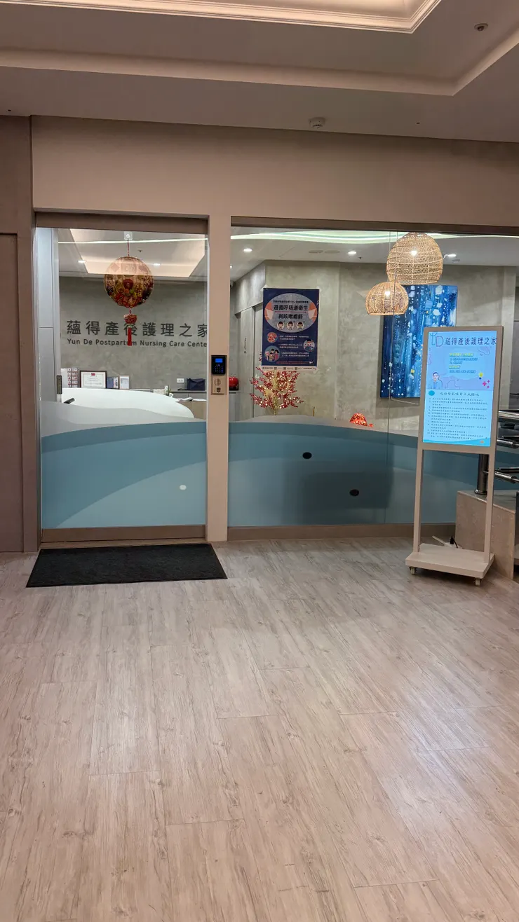 二樓大廳，要入館內需要刷門禁卡