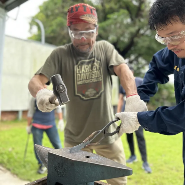  書法家Fred大哥想挑戰看看反曲刀型 Photo Via 繹心山房