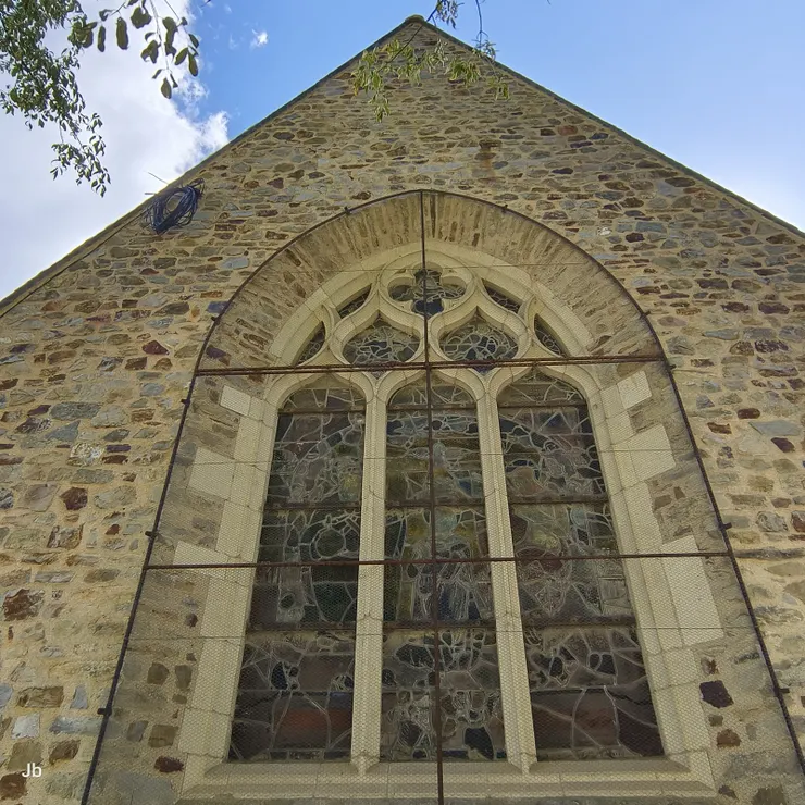 【途經阿韋涅爾聖母大教堂小停留，它在拉瓦勒奠基千年無須我聽說！彩色玻璃窗居然和外牆融為一體！】