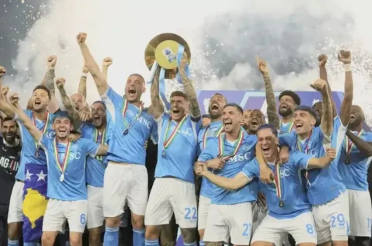 隊長迪羅倫素高舉意甲冠軍獎盃